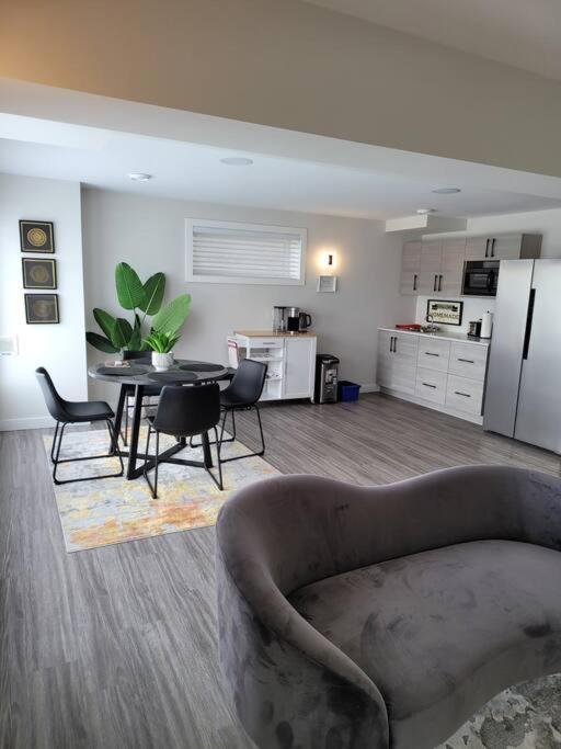 Luxury One Bedroom Winnipeg Exterior photo